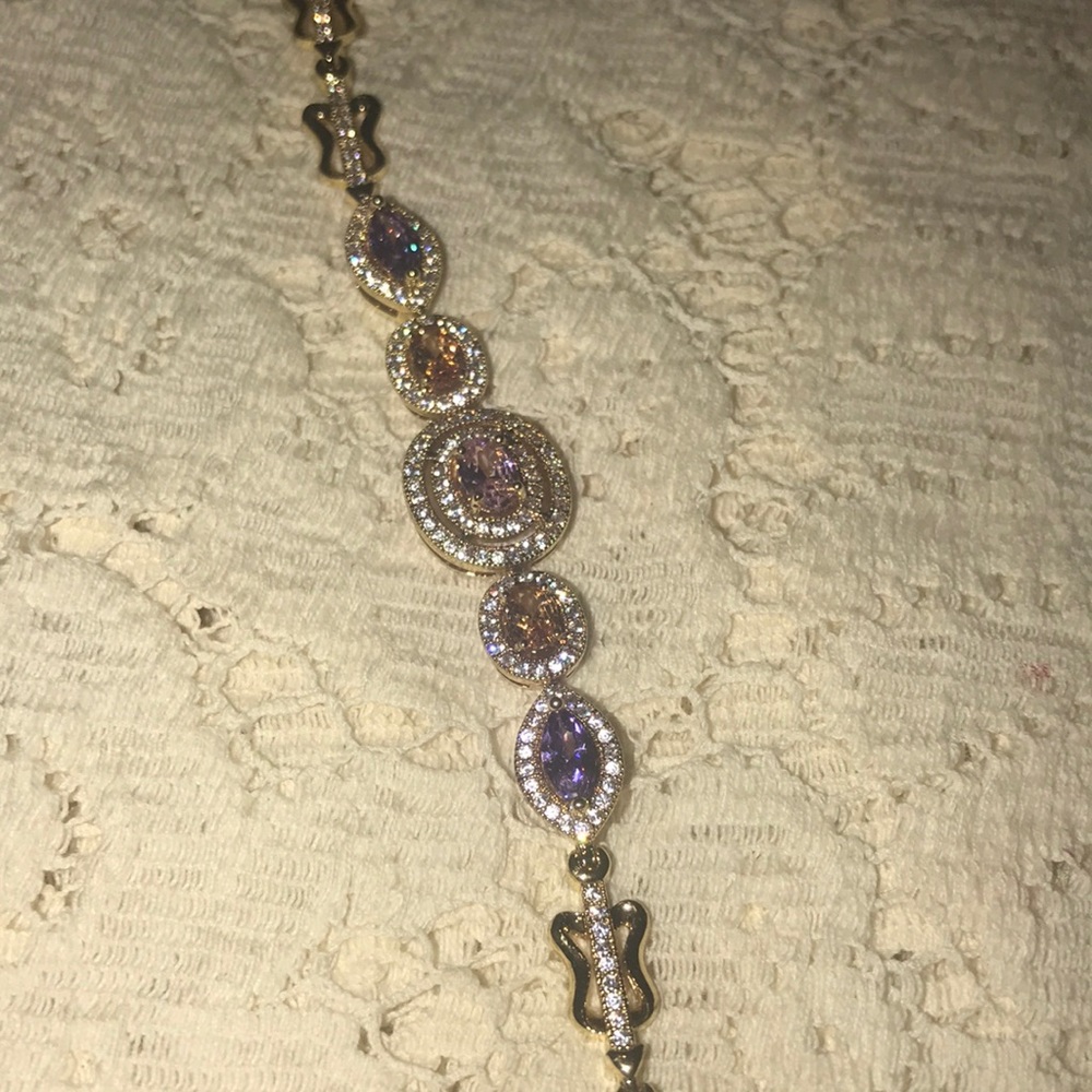 Vintage inspired crystal bracelet. 7 in with 3 in extender.